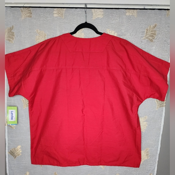 LANDAU Essential UNISEX Reversible Scrub Top. Red. Size: XL - Picture 4 of 9